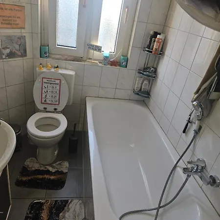 Quarto em Acomodações Particulares Mit Wlan Fuer Studenten Oder Auch Urlauber ! *